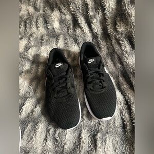 Nike Tanjun (GS)  Black/ White (6.5Y)